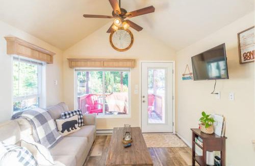 Forks Apartamento | ElkCreek Inn Creekside tiny home