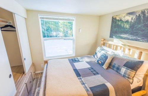 Forks Apartamento | ElkCreek Inn Creekside tiny home