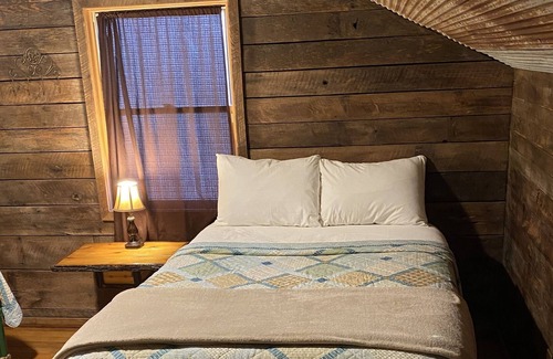 Ponca Cabina | Elkhorn Cabin. 1800’s finishes with modern luxuries.