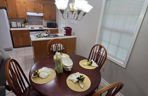 Steens Casa | Ella's Place is a charming 3-bedroom house with AC, WiFi in East Columbus