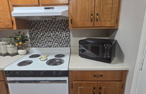 Steens Casa | Ella's Place is a charming 3-bedroom house with AC, WiFi in East Columbus
