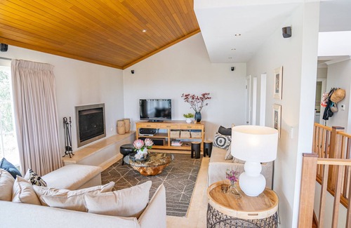 Eagle Bay Casa | Ellavista LUXE beachside home with ocean views and WIFI