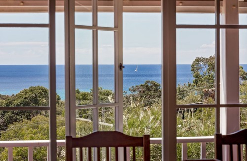 Eagle Bay Casa | Ellavista LUXE beachside home with ocean views and WIFI