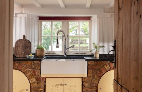 Cubert Otro | Ellenglaze is an elegantly and lovingly renovated, Grade II-listed farmhouse.