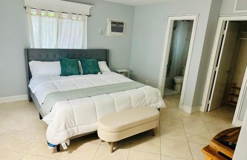 Oakland Park Casa | Elles King Room- Private Entrance