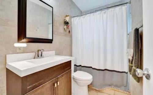 Oakland Park Casa | Elles King Room- Private Entrance