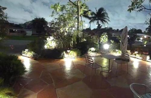 Oakland Park Casa | Elles King Room- Private Entrance