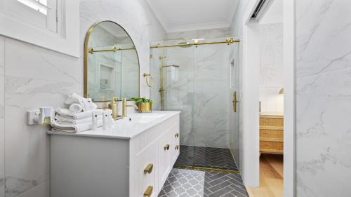 Coffs Harbour Casa | Ellie's Holiday Escape - Pool, Romantic, Fireplace