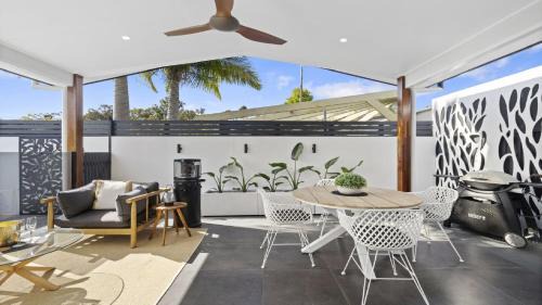 Coffs Harbour Casa | Ellie's Holiday Escape - Pool, Romantic, Fireplace