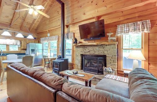 Ellijay Cabina | Ellijay Cabin w/ Deck and Hot Tub!