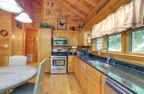 Ellijay Cabina | Ellijay Cabin w/ Deck and Hot Tub!