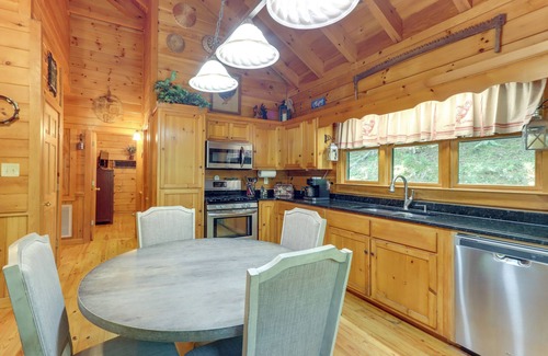 Ellijay Cabina | Ellijay Cabin w/ Deck and Hot Tub!