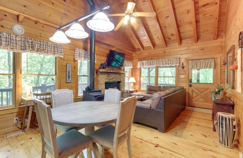 Ellijay Casa | Ellijay Cabin with Deck and Hot Tub!