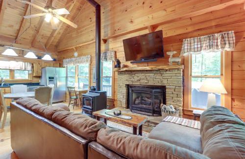 Ellijay Casa | Ellijay Cabin with Deck and Hot Tub!