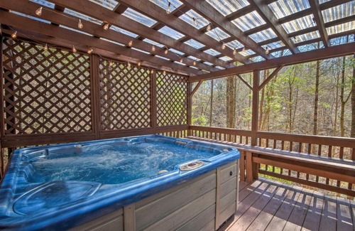 Ellijay Casa | Ellijay Cabin with Hot Tub and Deck in National Forest