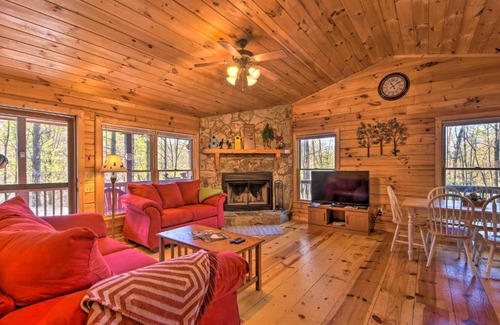 Ellijay Casa | Ellijay Cabin with Hot Tub and Deck in National Forest
