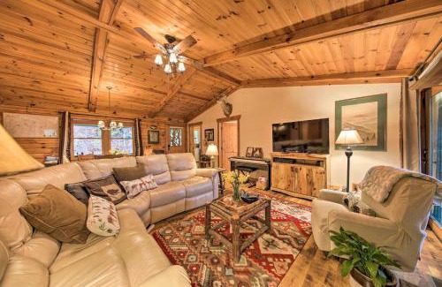 Ellijay Casa | Ellijay Cabin with Porch and Private Hot Tub!
