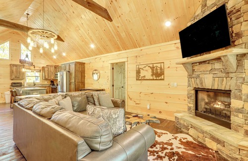 Ellijay Cabina | Ellijay Mountain Cabin w/ Hot Tub & Spacious Deck