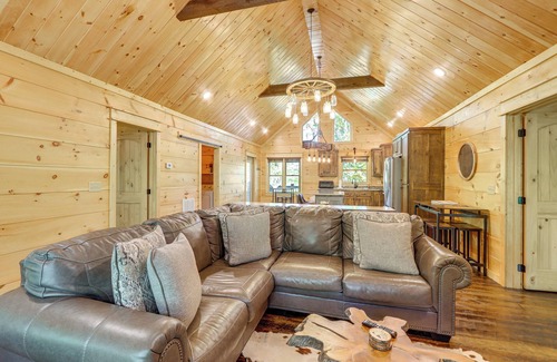 Ellijay Cabina | Ellijay Mountain Cabin w/ Hot Tub & Spacious Deck