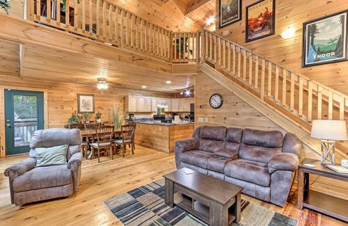 Eagle Mountain Cabina | Ellijay Resort Cabin w/ Deck + Enclosed Porch!