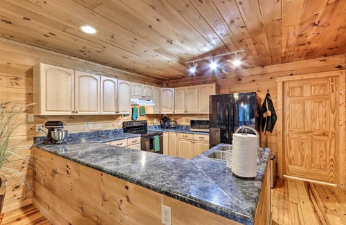 Eagle Mountain Cabina | Ellijay Resort Cabin w/ Deck + Enclosed Porch!