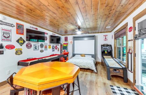 Ellijay Casa | Ellijay Resort Home with Hot Tub and Fire Pit!