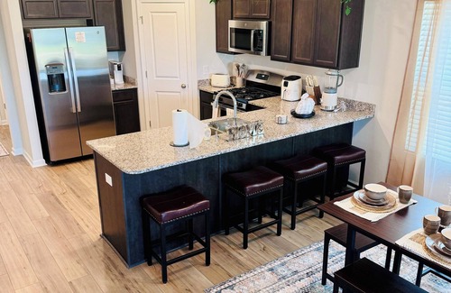 Elgin Casa | Ellington Escape - Modern Home, Cabana & Pool