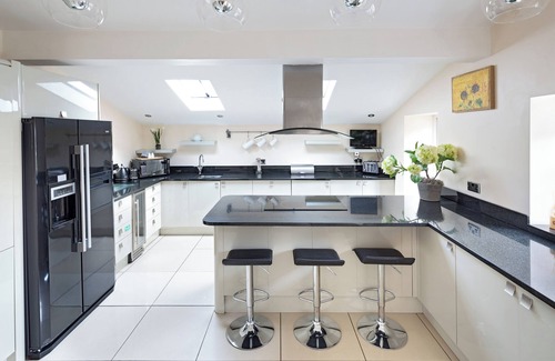 Alfreton Casa | Elliott House - 4 bedroom property with hot tub