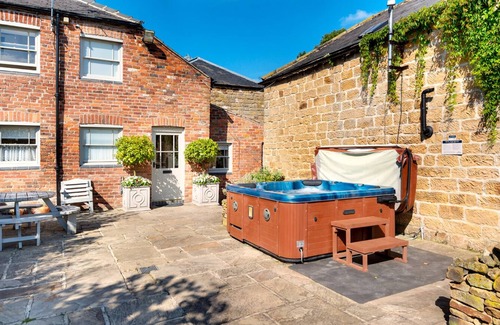 Alfreton Casa | Elliott House - 4 bedroom property with hot tub