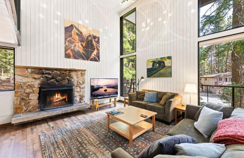 Tahoe Woods Casa | Ellis Peak Retreat - Hot Tub, Wood Fireplace, Close to Tahoe City & Dining