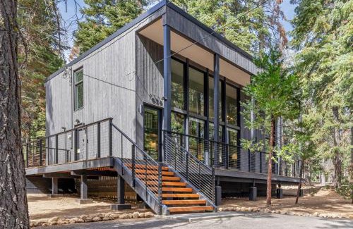 Tahoe Woods Casa | Ellis Peak Retreat - Hot Tub, Wood Fireplace, Close to Tahoe City & Dining