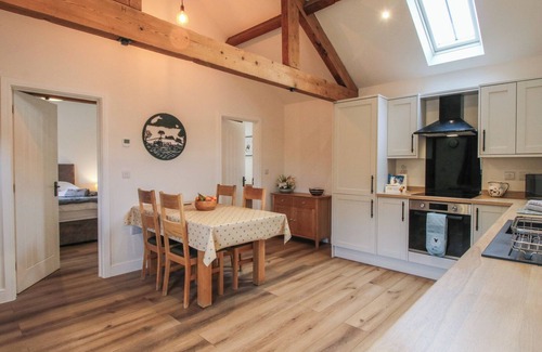 Loppington Cabaña | ELM BARN, pet friendly, with a garden in Wem