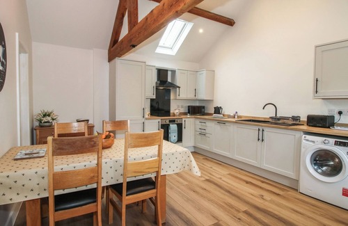Loppington Cabaña | ELM BARN, pet friendly, with a garden in Wem