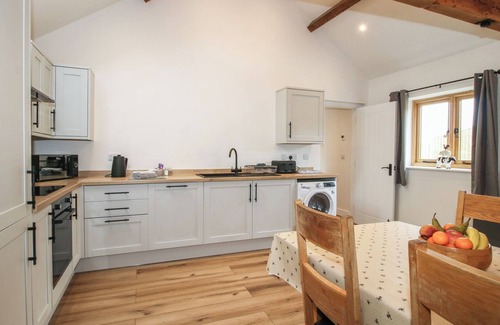 Loppington Cabaña | ELM BARN, pet friendly, with a garden in Wem