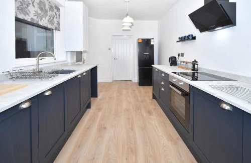 Crewe Apartamento | Elm House by YourStays - Lovely home in Cheshire, quiet residential street