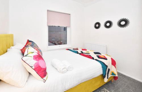 Crewe Apartamento | Elm House by YourStays - Lovely home in Cheshire, quiet residential street