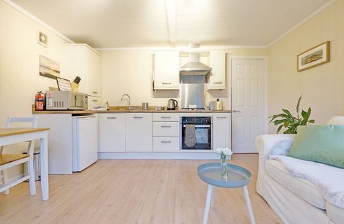 Chichester Cabaña | Elm Lodge - a lodge/cabin that sleeps 3 guests in 1 bedroom