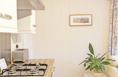 Chichester Cabaña | Elm Lodge - a lodge/cabin that sleeps 3 guests in 1 bedroom