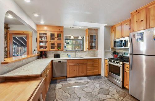 Tahoma Casa | Elm Street Getaway Sleeps 8