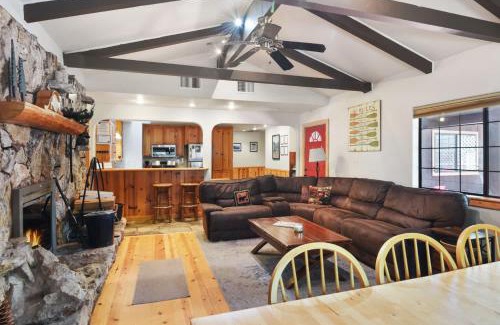 Tahoma Casa | Elm Street Getaway Sleeps 8