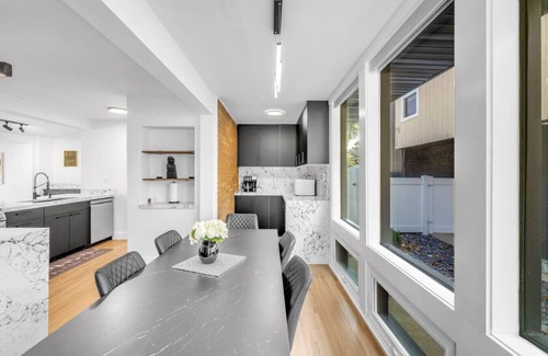 Elmhurst Apartamento | Elmhurst Luxury 4BR w/Pool, Fenced Yard, Downtown