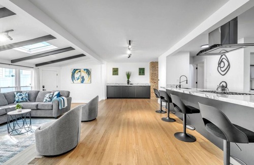 Elmhurst Apartamento | Elmhurst Luxury 4BR w/Pool, Fenced Yard, Downtown