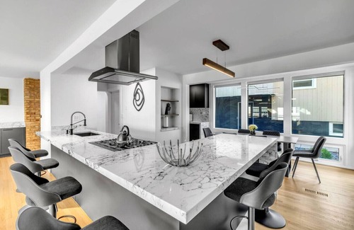 Elmhurst Apartamento | Elmhurst Luxury 4BR w/Pool, Fenced Yard, Downtown