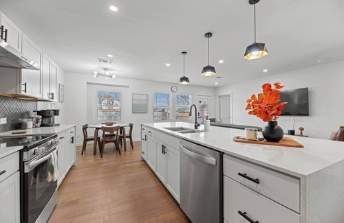 Oak Cliff Casa | Elmwood Escape / Cozy Modern 3BD