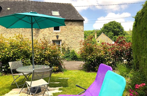 Ploerdut Cabaña | Elsa Cottage - charming cottage - private garden, shared pool, fabulous grounds