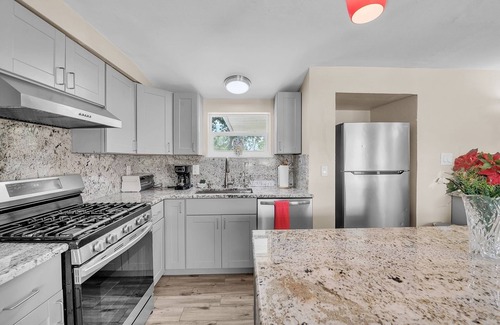 Bradenton Casa | Elwood Park Gem: Spacious 3br Prime Location 3 Bedroom Home