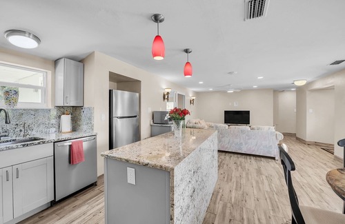 Bradenton Casa | Elwood Park Gem: Spacious 3br Prime Location 3 Bedroom Home
