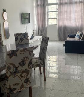 Aparecida Apartamento | Em 5 minutos a pé tá na praia e no Shopping Praiamar Corporate, 2 quartos com ar condicionado, 2 banheiros, portaria 24 horas, elevador, 1 vaga carro gratuita, wi-fi, pets ok, enxoval, horário flexível!