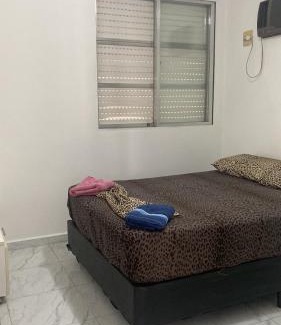 Aparecida Apartamento | Em 5 minutos a pé tá na praia e no Shopping Praiamar Corporate, 2 quartos com ar condicionado, 2 banheiros, portaria 24 horas, elevador, 1 vaga carro gratuita, wi-fi, pets ok, enxoval, horário flexível!
