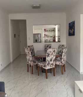 Aparecida Apartamento | Em 5 minutos a pé tá na praia e no Shopping Praiamar Corporate, 2 quartos com ar condicionado, 2 banheiros, portaria 24 horas, elevador, 1 vaga carro gratuita, wi-fi, pets ok, enxoval, horário flexível!